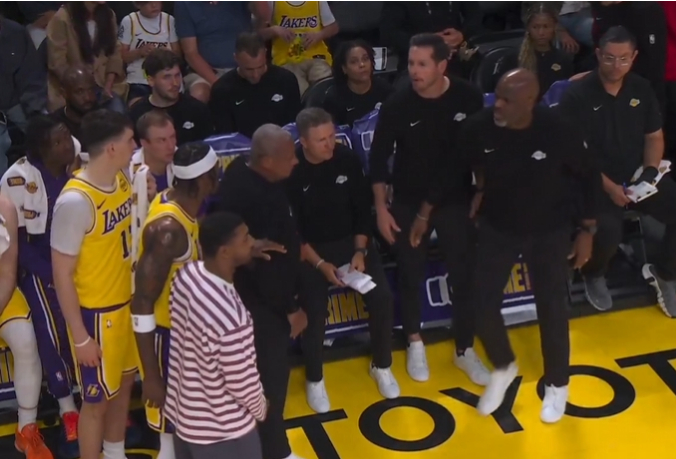 PP电子模拟器官网-湖人危机四伏：范德彪与雷迪克口角内讧 蒂耶罗被打伤回更衣室|雷霆|范德比尔特|三巨头|里夫斯|谢伊·吉尔杰斯-亚历山大_新浪体育_新浪新闻